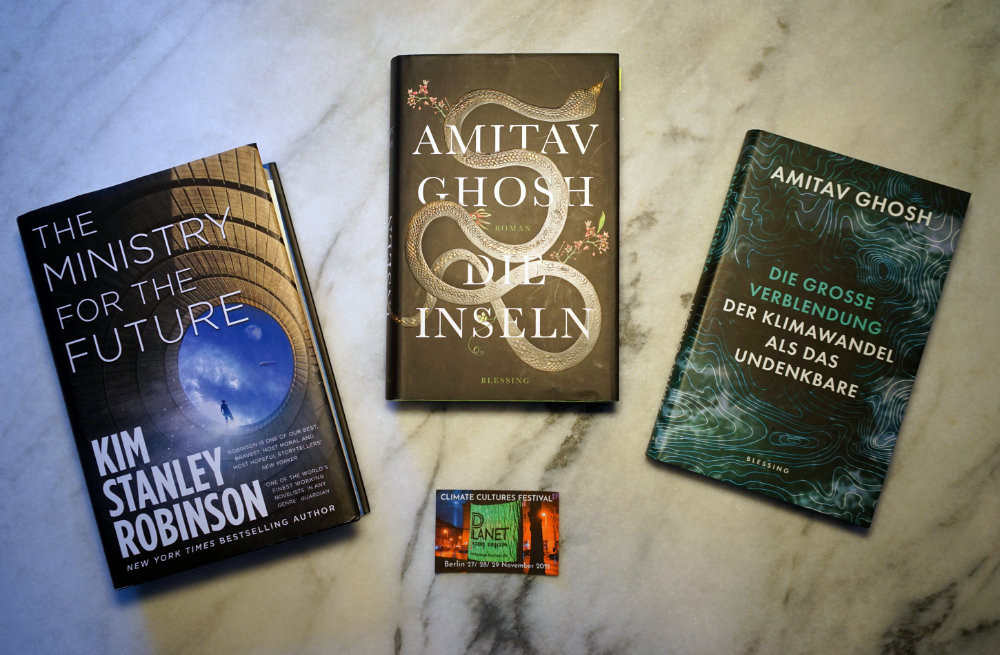 Die von Catherine Bush erwähnte Literatur: Ministry for the Future von Kim Stanley Robinson, The Great Derangement von Amitav Ghosh und Gun Island von Amitav Ghosh.